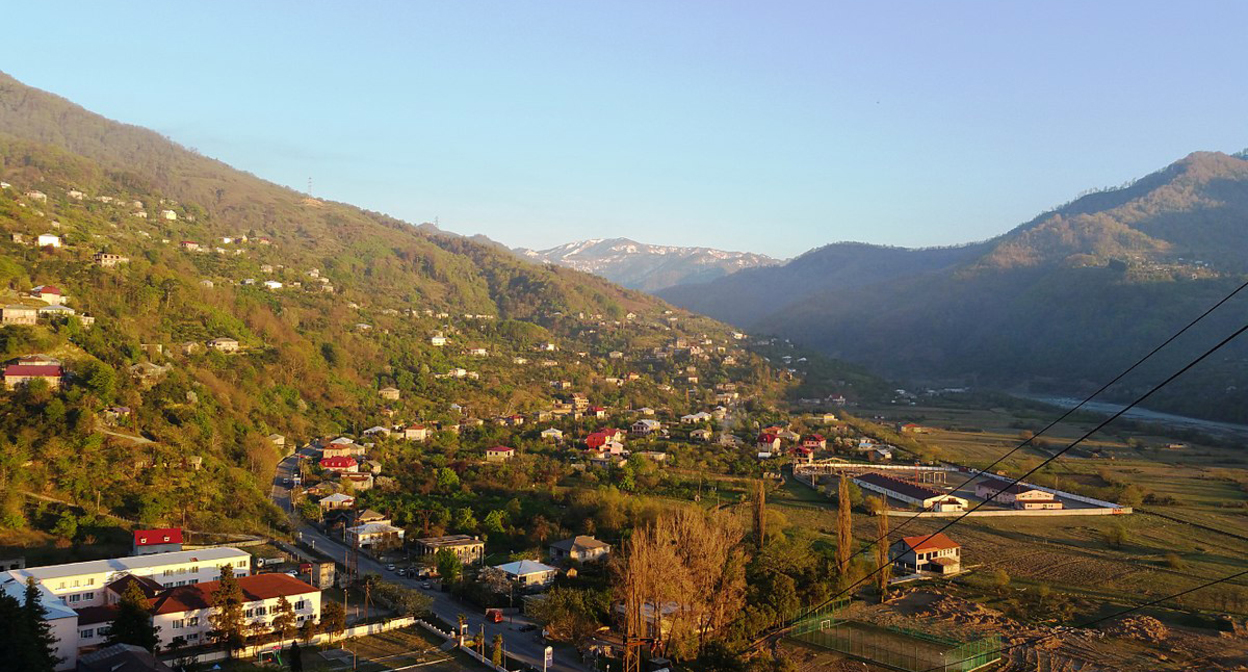 Хелвачаури, Грузия. Фото Gaga.vaa - https://wiki2.org/en/Khelvachauri_Municipality#/media/File:Erge.jpg Хелвачаури, Грузия. Фото Gaga.vaa - https://wiki2.org/en/Khelvachauri_Municipality#/media/File:Erge.jpg