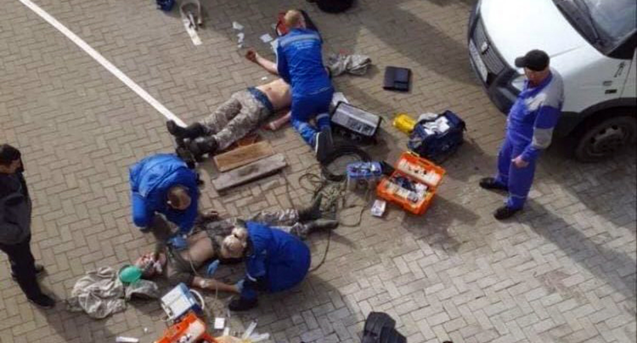 Реанимация пострадавших водолазов. Скриншот сообщения instagram.com/gelen_chp
Реанимация пострадавших водолазов. Скриншот сообщения instagram.com/gelen_chp