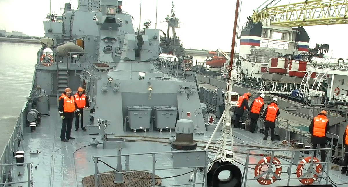 Экипаж боевого корабля Каспийской флотилии на учениях. Кадр видео Минобороны России Экипаж боевого корабля Каспийской флотилии на учениях. Кадр видео Минобороны России