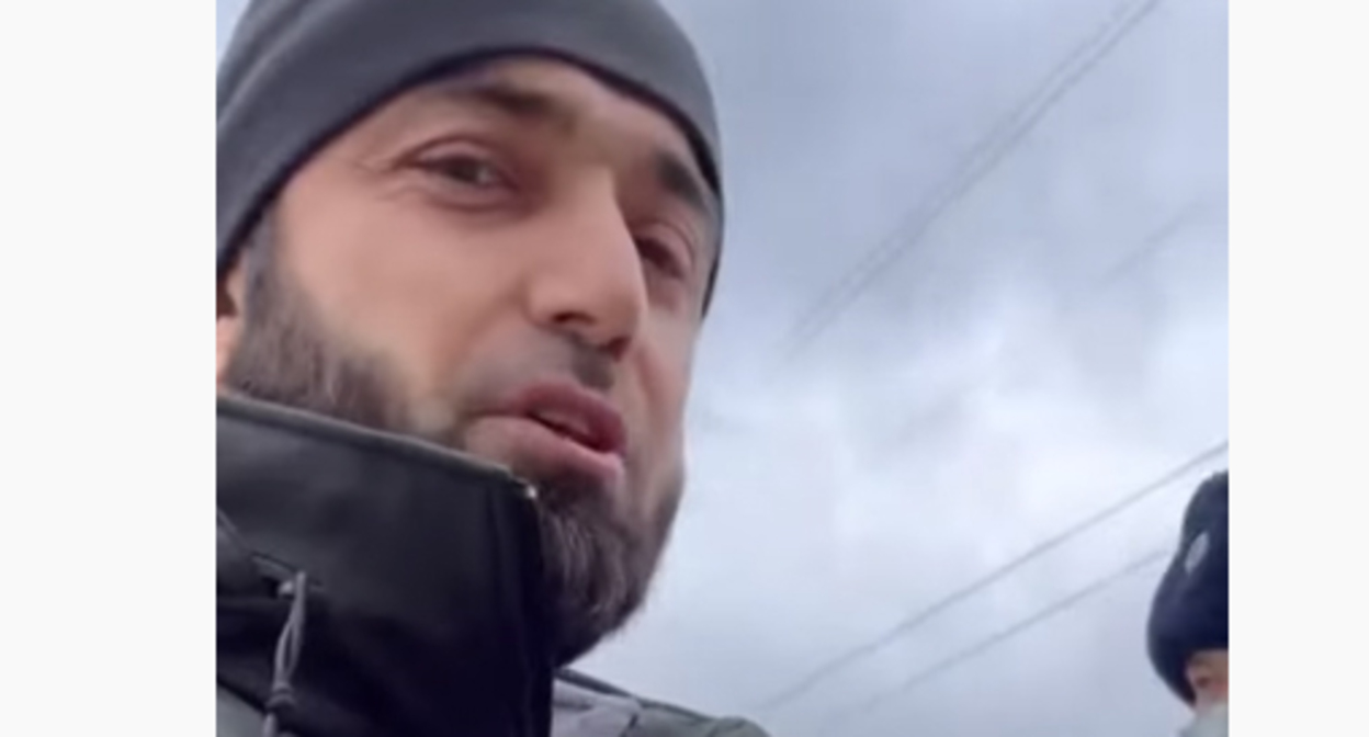 Рамазан Наждуев беседует с полицейским на дороге. Кадр видео ПЦ "Мемориал"* www.youtube.com/watch?v=SY1w-owZDTM Рамазан Наждуев беседует с полицейским на дороге. Кадр видео ПЦ "Мемориал"* www.youtube.com/watch?v=SY1w-owZDTM