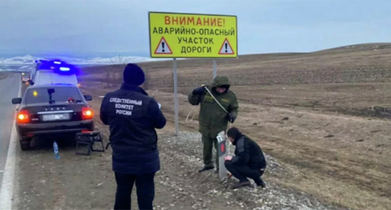 Сотрудники Следкома на месте происшествия. Фото : Следственное управление СК РФ по КЧР Сотрудники Следкома на месте происшествия. Фото : Следственное управление СК РФ по КЧР