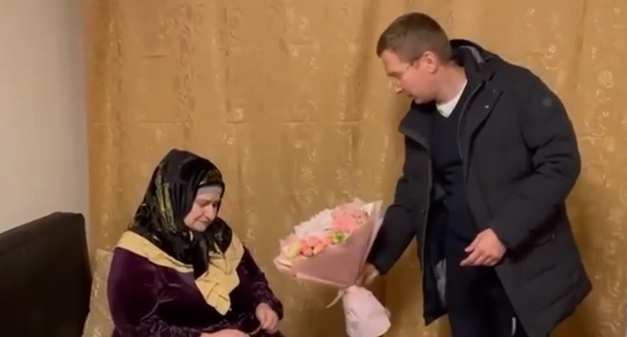 Глава совета депутатов Мещанского района Москвы Александр Закускин извиняется перед Салимой Юсупхаджиевой. Скриншоот сообщения https://www.instagram.com/p/CaDBZlOjshX/ Глава совета депутатов Мещанского района Москвы Александр Закускин извиняется перед Салимой Юсупхаджиевой. Скриншоот сообщения https://www.instagram.com/p/CaDBZlOjshX/