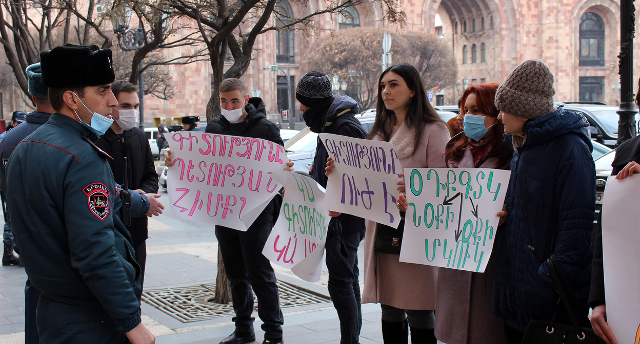 Участники акции протеста с требованием запретить застройку на территории химического центра. Фото Тиграна Петросяна для "Кавказского узла" Участники акции протеста с требованием запретить застройку на территории химического центра. Фото Тиграна Петросяна для "Кавказского узла"