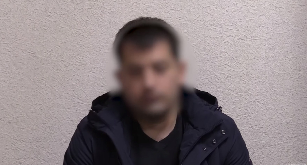 35-летнего жителя Центрального района Волгограда, который в ночь на 6 февраля стрелял из пневматической винтовки по движущимся машинам с 21 этажа жилого дома. Кадр видео fiammettamaria https://www.youtube.com/watch?v=Mb_xDk7AhDw 35-летнего жителя Центрального района Волгограда, который в ночь на 6 февраля стрелял из пневматической винтовки по движущимся машинам с 21 этажа жилого дома. Кадр видео fiammettamaria https://www.youtube.com/watch?v=Mb_xDk7AhDw