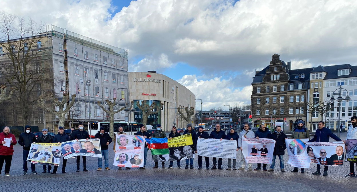 Проживающие в Германии азербайджанские эмигранты на акции протеста в защиту прав активистов, арестованных в Баку после депортации. Фото предоставлено организатором акции Проживающие в Германии азербайджанские эмигранты на акции протеста в защиту прав активистов, арестованных в Баку после депортации. Фото предоставлено организатором акции