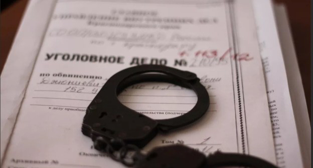Уголовное дело и наручники. Фото: Елена Синеок, "Юга.ру" Уголовное дело и наручники. Фото: Елена Синеок, "Юга.ру"