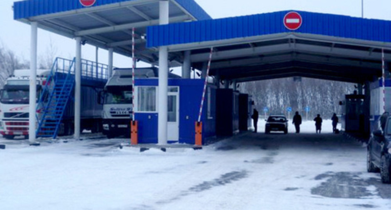 Автомобильный пункт пропуска "Матвеев-Курган" на границе Ростовской области с Украиной. Фото: http://customsonline.ru Автомобильный пункт пропуска "Матвеев-Курган" на границе Ростовской области с Украиной. Фото: http://customsonline.ru