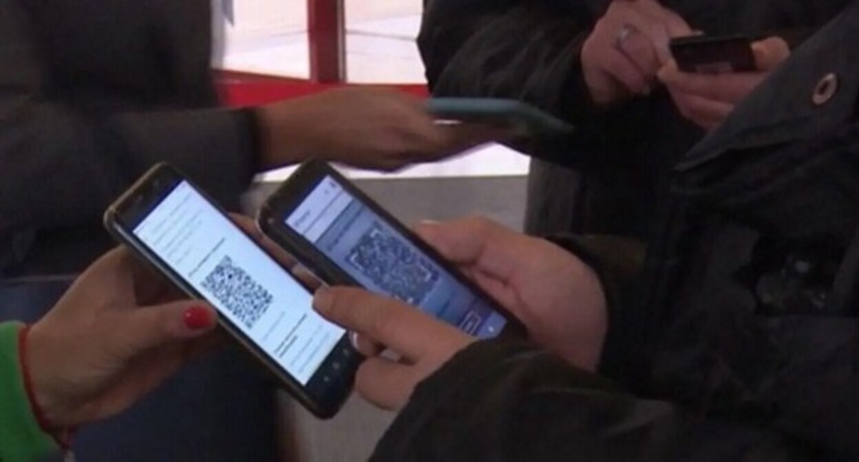 Проверка QR-кодов. Стоп-кадр видео https://www.ntv.ru/novosti/2636681/ Проверка QR-кодов. Стоп-кадр видео https://www.ntv.ru/novosti/2636681/