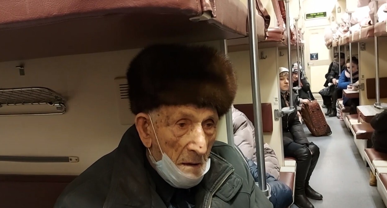 Беженцы с Донбасса, прибывшие в Волжский, готовятся к выходу из поезда. Стопкадр из видео https://www.youtube.com/watch?v=ehLJPWMWxM4 Беженцы с Донбасса, прибывшие в Волжский, готовятся к выходу из поезда. Стопкадр из видео https://www.youtube.com/watch?v=ehLJPWMWxM4
