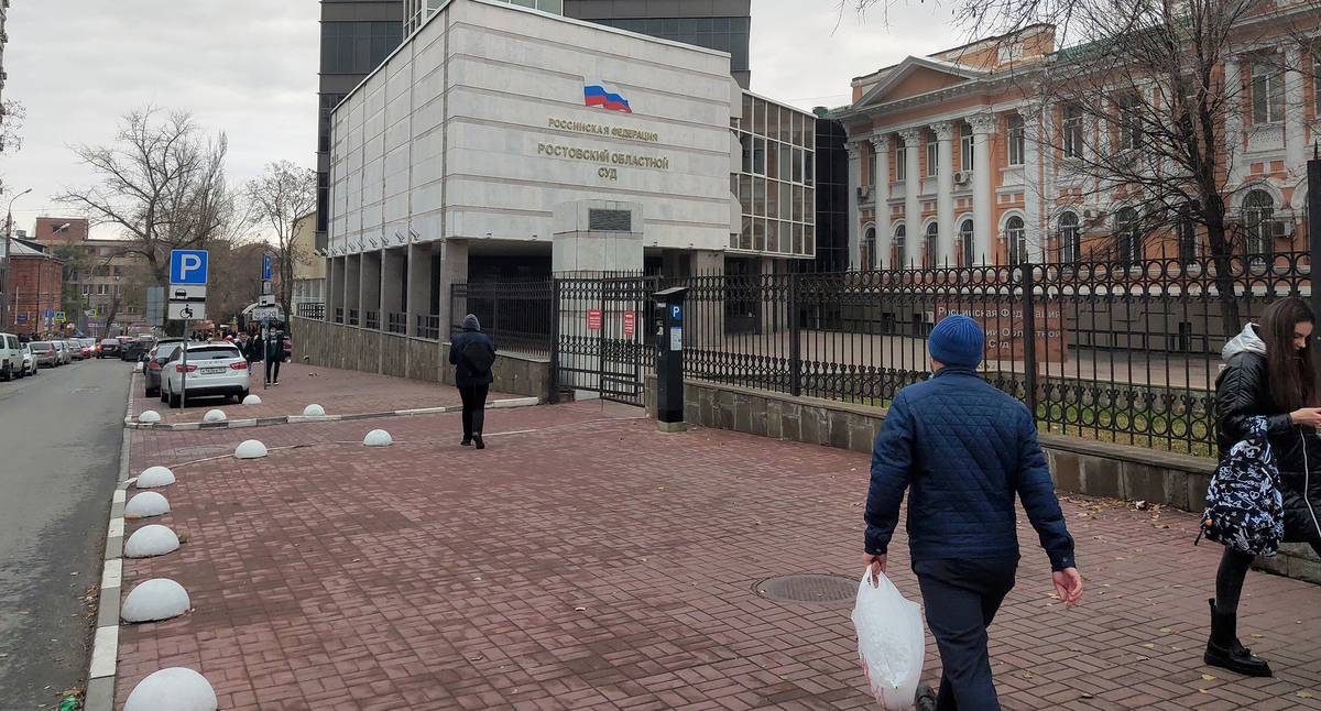 Прохожие у Ростовского областного суда. Фото Константина Волгина для "Кавказского узла"
Прохожие у Ростовского областного суда. Фото Константина Волгина для "Кавказского узла"