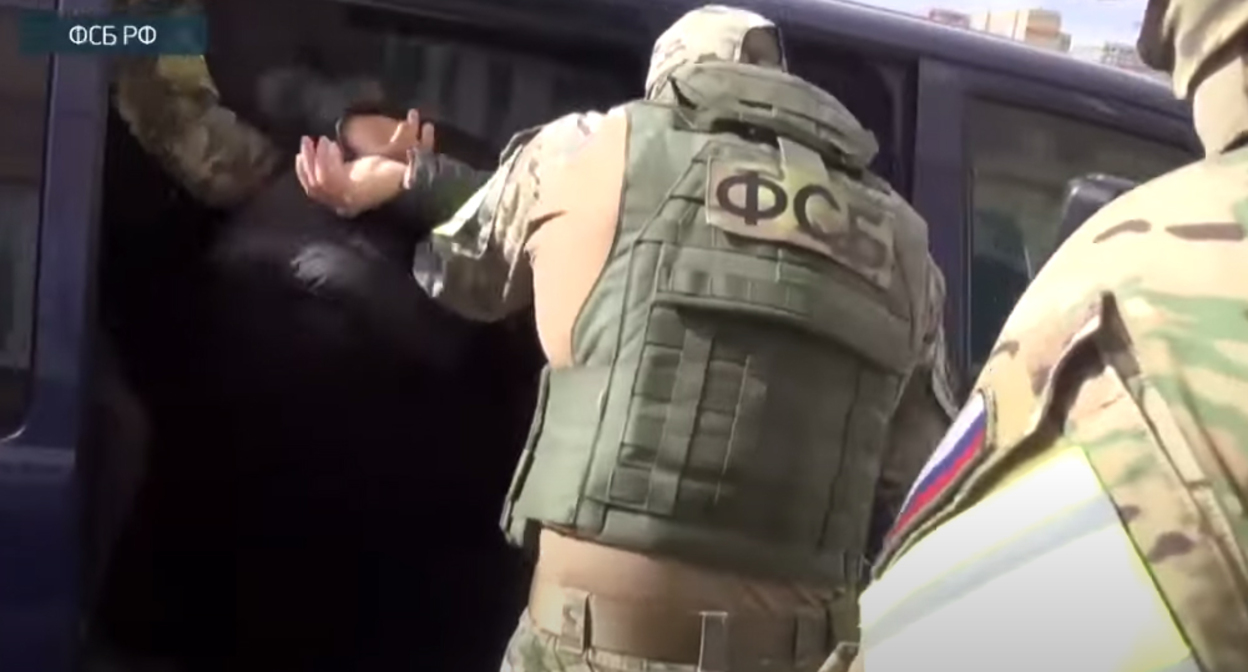 Задержание мужчины, готовившего теракт. Скриншот видео https://www.youtube.com/watch?v=JhuKTHFPrxA Задержание мужчины, готовившего теракт. Скриншот видео https://www.youtube.com/watch?v=JhuKTHFPrxA