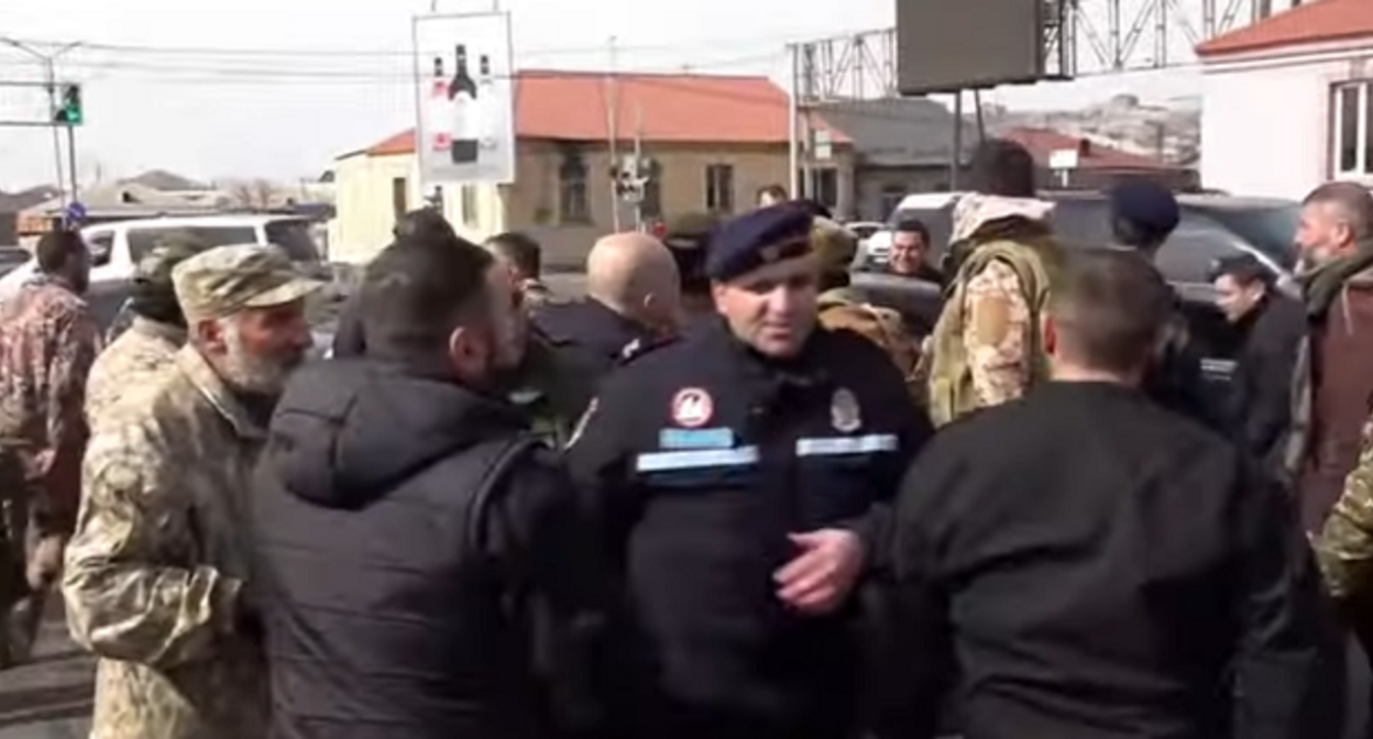 Участники акции ветеранов в Ереване. Кадр видеосюжета NEWS.AM www.youtube.com/watch?v=lAZvfSARRUQ
Участники акции ветеранов в Ереване. Кадр видеосюжета NEWS.AM www.youtube.com/watch?v=lAZvfSARRUQ
