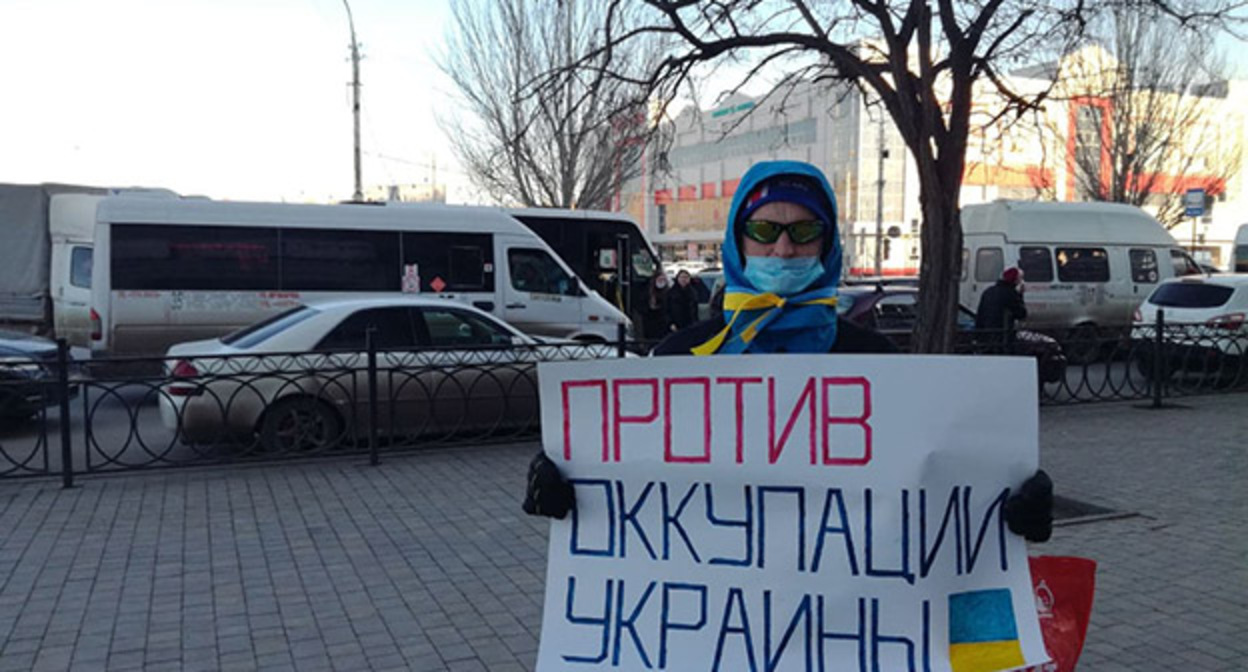 Константин Головизнин в одиночном пикете. Фото Алены Садовской для "Кавказского узла". Константин Головизнин в одиночном пикете. Фото Алены Садовской для "Кавказского узла".