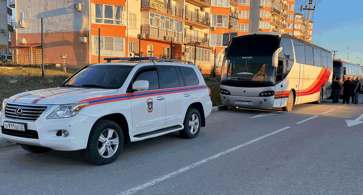 Группа сотрудников МЧС Абхазии во главе с министром, генерал-лейтенантом Львом Квициния, направилась в Донецк и Луганск для эвакуации беженцев в Абхазию. Фото пресс-службы МЧС Абхазии. Группа сотрудников МЧС Абхазии во главе с министром, генерал-лейтенантом Львом Квициния, направилась в Донецк и Луганск для эвакуации беженцев в Абхазию. Фото пресс-службы МЧС Абхазии.