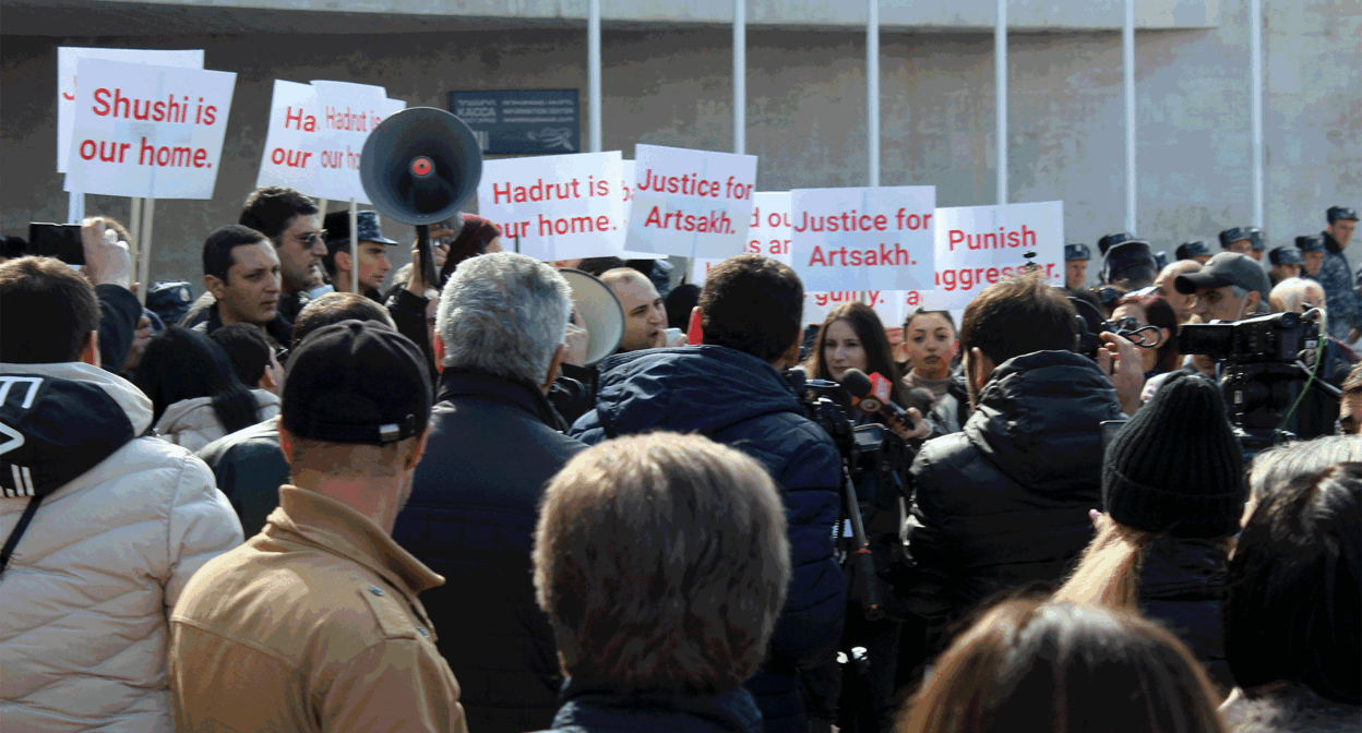 Участники акции протеста у здания спортивно-концертного комплекса в Ереване, где проходило заседание "Евронест". Фото Тиграна Петросяна для "Кавказского узла" Участники акции протеста у здания спортивно-концертного комплекса в Ереване, где проходило заседание "Евронест". Фото Тиграна Петросяна для "Кавказского узла"