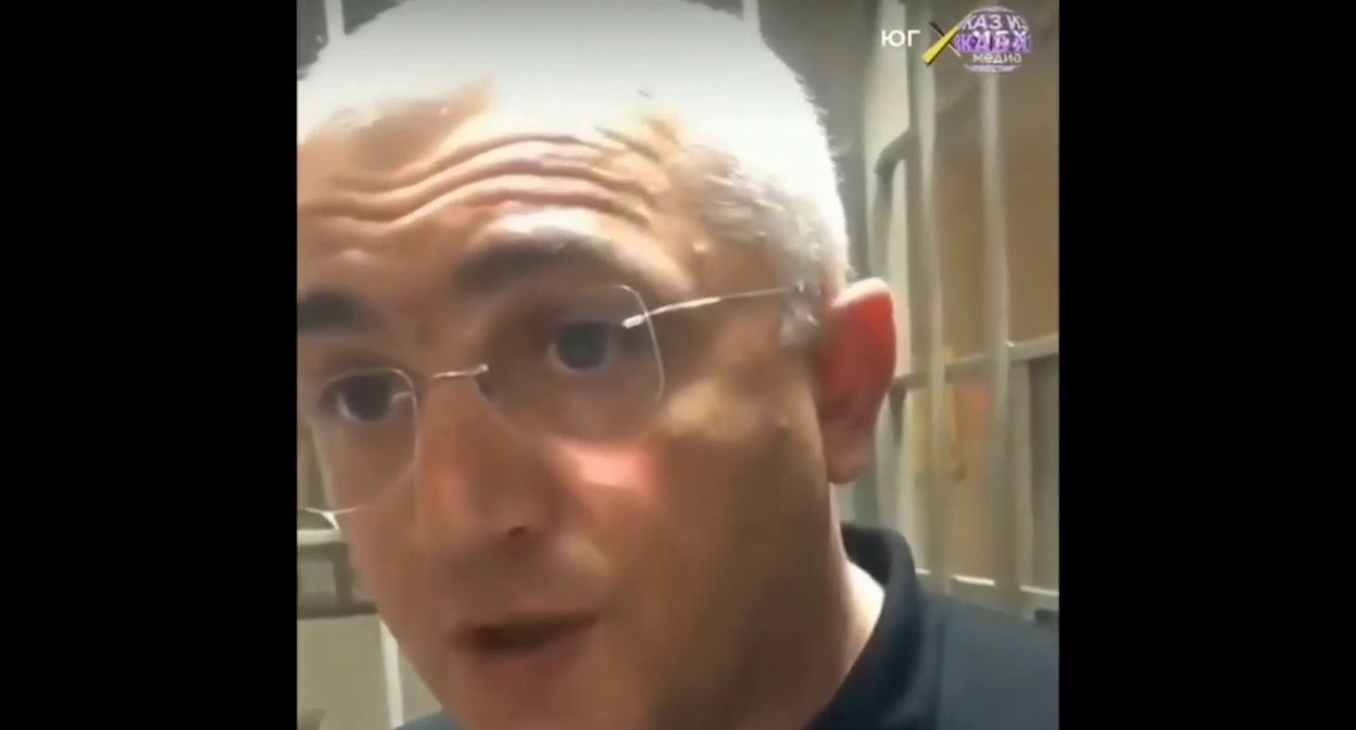 Силовик, которого адвокаты обвинили в побоях. Кадр видео "Кавказского узла". Силовик, которого адвокаты обвинили в побоях. Кадр видео "Кавказского узла".
