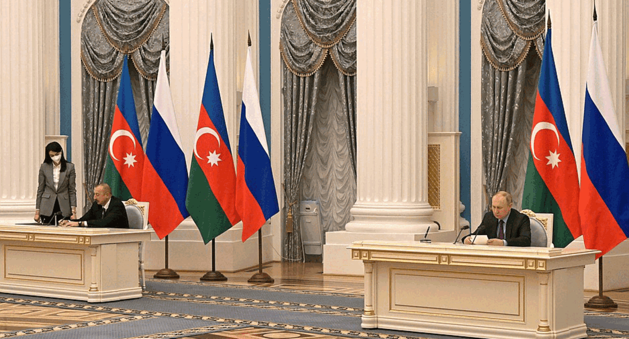 Подписанная Ильхамом Алиевым и Владимиром Путиным декларации о сотрудничестве. Фото Сергея Гунеева, http://www.kremlin.ru/events/president/news/67830 Подписанная Ильхамом Алиевым и Владимиром Путиным декларации о сотрудничестве. Фото Сергея Гунеева, http://www.kremlin.ru/events/president/news/67830