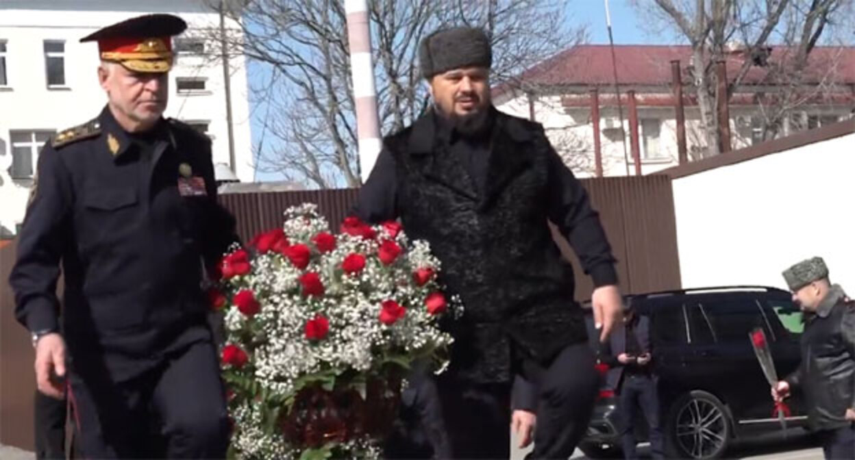 Глава МВД Чечни Руслан Алханов и вице-премьер республики Абузайд Висмурадов несут цветы к мемориалу погибших сотрудников полиции в День защитника Отечества. 23 февраля 2022 года. Кадр видео МВД Чечни https://www.instagram.com/p/CaUYCEtocad/ Глава МВД Чечни Руслан Алханов и вице-премьер республики Абузайд Висмурадов несут цветы к мемориалу погибших сотрудников полиции в День защитника Отечества. 23 февраля 2022 года. Кадр видео МВД Чечни https://www.instagram.com/p/CaUYCEtocad/