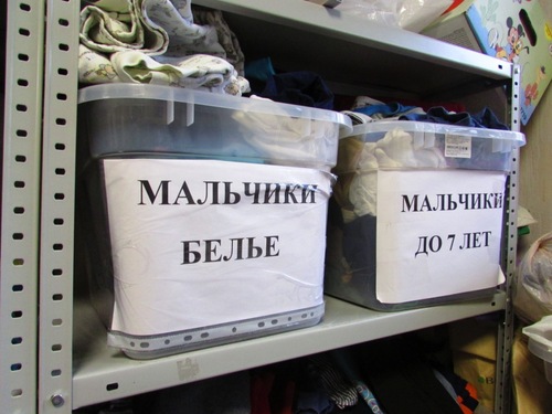 Полки с гуманитарной помощью в "Лествице". Фото Вячеслава Ященко для «Кавказского узла».
