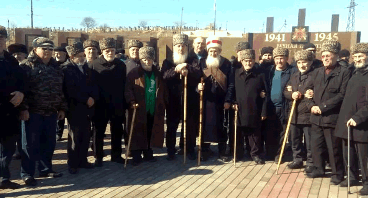 Старейшины чеченской общины в Ауховском районе на памятном мероприятии к годовщине депортации вайнахов во время Великой Отечественной войны. Фото Султана Касимова. Старейшины чеченской общины в Ауховском районе на памятном мероприятии к годовщине депортации вайнахов во время Великой Отечественной войны. Фото Султана Касимова.