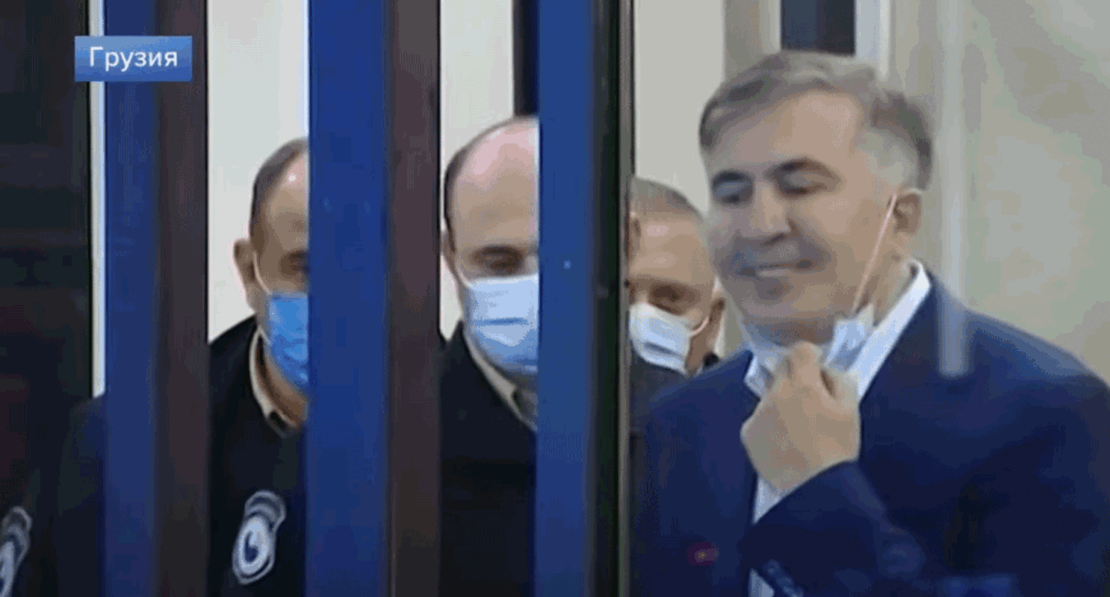 Михаил Саакашвили (справа) в зале суда. Скриншот видео "Новости на Первом Канале" https://www.youtube.com/watch?v=jtb5QF28d6Q Михаил Саакашвили (справа) в зале суда. Скриншот видео "Новости на Первом Канале" https://www.youtube.com/watch?v=jtb5QF28d6Q
