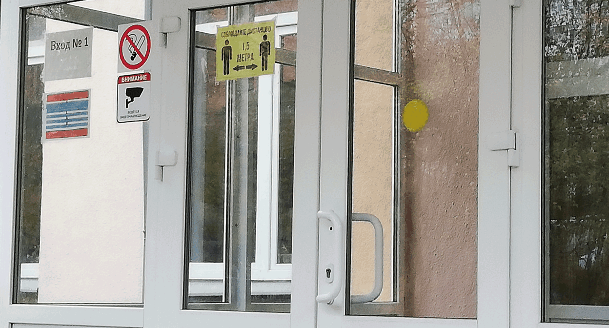 Вход в школу. Фото Нины Тумановой для "Кавказского узла" Вход в школу. Фото Нины Тумановой для "Кавказского узла"