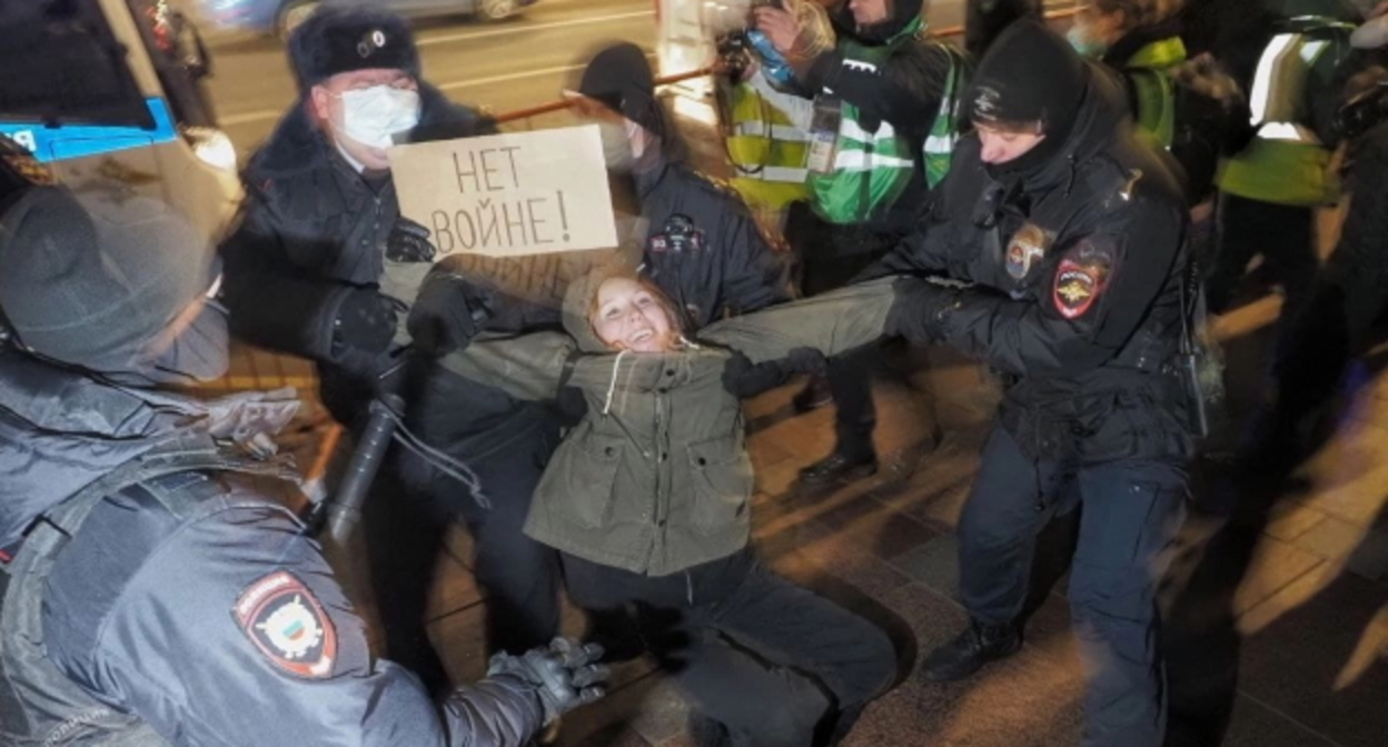 Задержание активистки в Краснодаре. Фото: тг-канал Евгения Витишко, https://t.me/vitishko/717 Задержание активистки в Краснодаре. Фото: тг-канал Евгения Витишко, https://t.me/vitishko/717