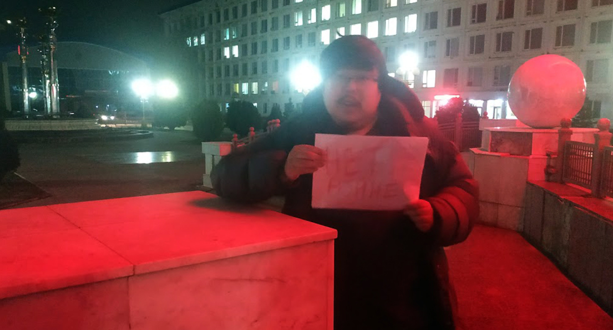 Антивоенный одиночный пикет Николая Мендяева. Элиста, 24 февраля 2022 г. Фото Бадмы Бюрчиева для "Кавказского узла"
Антивоенный одиночный пикет Николая Мендяева. Элиста, 24 февраля 2022 г. Фото Бадмы Бюрчиева для "Кавказского узла"