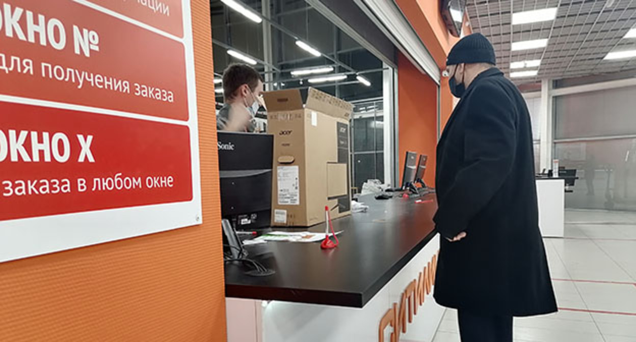 Мужчина в магазине бытовой техники в Волгограде. 25 февраля 2022 г. Фото Ольги Черкасовой для "Кавказского узла" Мужчина в магазине бытовой техники в Волгограде. 25 февраля 2022 г. Фото Ольги Черкасовой для "Кавказского узла"