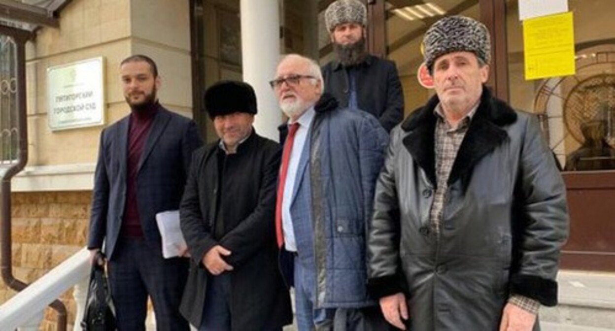 Магомед Долгиев (второй слева). Фото: пресс-служба ПЦ "Мемориал" https://memohrc.org Магомед Долгиев (второй слева). Фото: пресс-служба ПЦ "Мемориал" https://memohrc.org