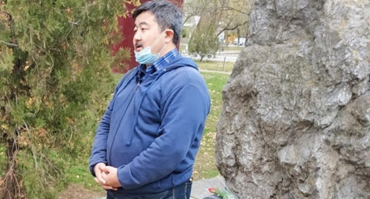 Председатель калмыцкого отделения партии "Яблоко" Батыр Боромангнаев выступает на траурном мероприятии, посвященном Дню памяти жертв политических репрессий. Элиста, 30 октября 2021 года. Фото Бадмы Бюрчиева для "Кавказского узла" Председатель калмыцкого отделения партии "Яблоко" Батыр Боромангнаев выступает на траурном мероприятии, посвященном Дню памяти жертв политических репрессий. Элиста, 30 октября 2021 года. Фото Бадмы Бюрчиева для "Кавказского узла"
