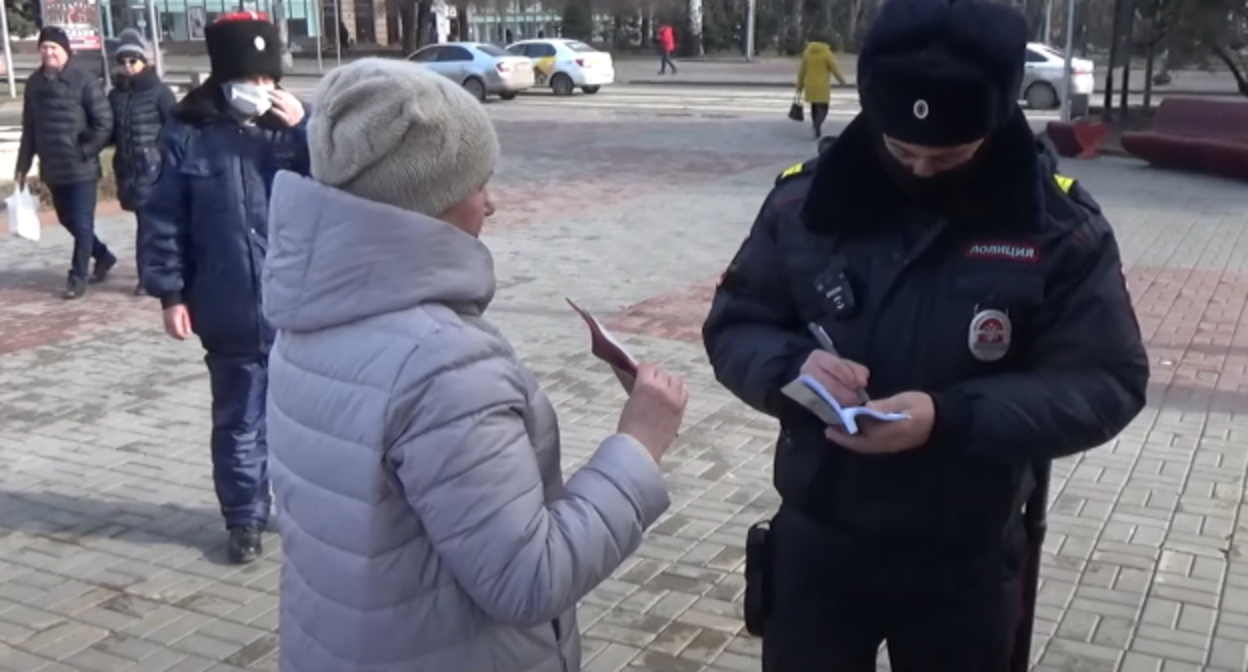 Полицейский задерживает Тамару Гродникову, стоп-кадр видео "Кавказского узла" https://www.youtube.com/watch?v=GPCmQazpUIg&feature=emb_logo Полицейский задерживает Тамару Гродникову, стоп-кадр видео "Кавказского узла" https://www.youtube.com/watch?v=GPCmQazpUIg&feature=emb_logo