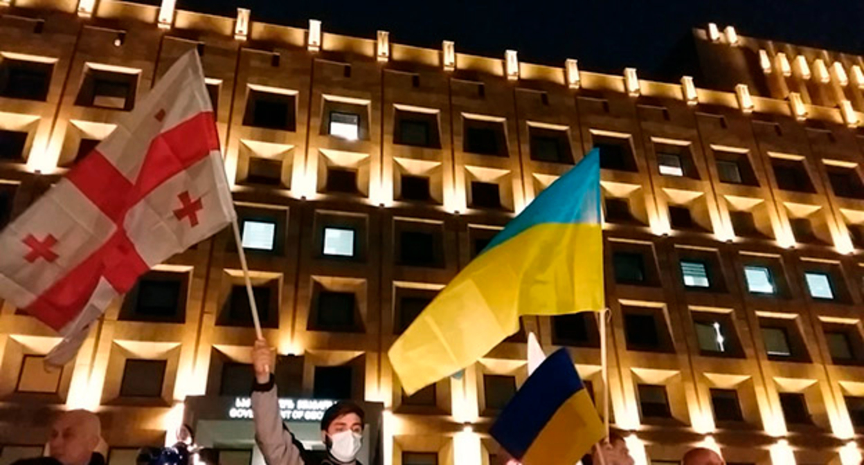 Флаги Украины и Грузии на акции в Тбилиси. Фото Инны Кукуджановой для "Кавказского узла" Флаги Украины и Грузии на акции в Тбилиси. Фото Инны Кукуджановой для "Кавказского узла"