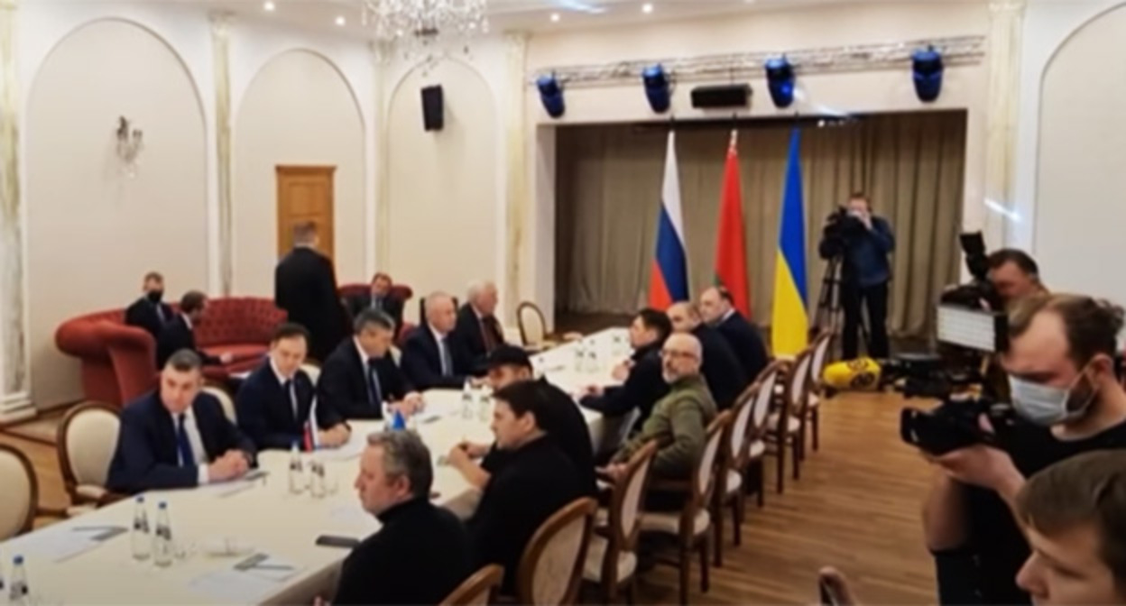 Переговоры России и Украины. 28 февраля 2022 г. Скриншот видео "RT на русском" https://www.youtube.com/watch?v=szOrYuqZNFA Переговоры России и Украины. 28 февраля 2022 г. Скриншот видео "RT на русском" https://www.youtube.com/watch?v=szOrYuqZNFA