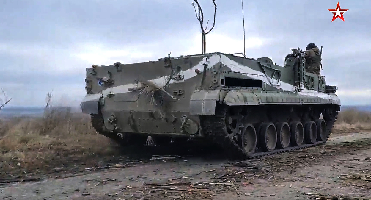 Колонна ВС России на территории Украины. Кадр видео ТК "Звезда" https://tvzvezda-ru.turbopages.org/tvzvezda.ru/s/news/20222281620-e5LQg.html Колонна ВС России на территории Украины. Кадр видео ТК "Звезда" https://tvzvezda-ru.turbopages.org/tvzvezda.ru/s/news/20222281620-e5LQg.html