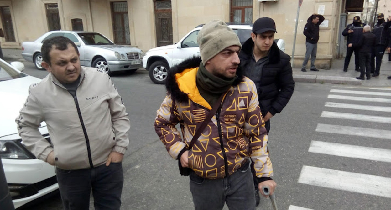Ветераны карабахской войны провели протестную акцию перед зданием Генпрокуратуры Азербайджана. Фото Камала Али для "Кавказского узла" Ветераны карабахской войны провели протестную акцию перед зданием Генпрокуратуры Азербайджана. Фото Камала Али для "Кавказского узла"