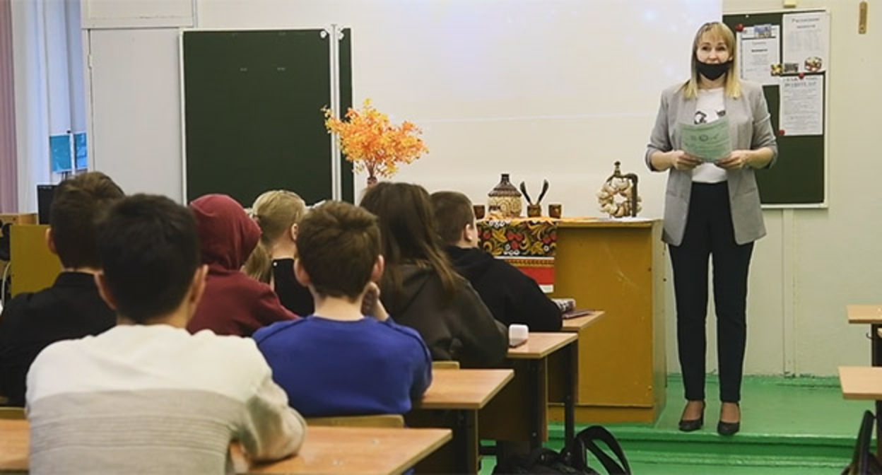 Школьники из Донбасса во время урока. Фото: пресс-служба администрации Волгоградской области Школьники из Донбасса во время урока. Фото: пресс-служба администрации Волгоградской области