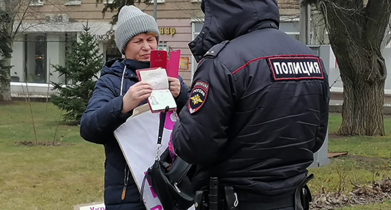 В Волгограде активистка задержана на антивоенном пикете. 1 марта 2022 года. Фото Ольги Черкасовой для "Кавказского узла" В Волгограде активистка задержана на антивоенном пикете. 1 марта 2022 года. Фото Ольги Черкасовой для "Кавказского узла"