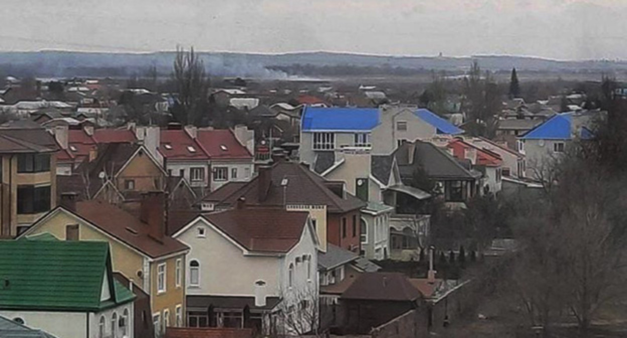 Дым над аэропортом в Таганроге. 1 марта 2022 г. Скриншот видео "Vladimir Gusev" https://www.youtube.com/watch?v=_2YUMe6e5zM Дым над аэропортом в Таганроге. 1 марта 2022 г. Скриншот видео "Vladimir Gusev" https://www.youtube.com/watch?v=_2YUMe6e5zM