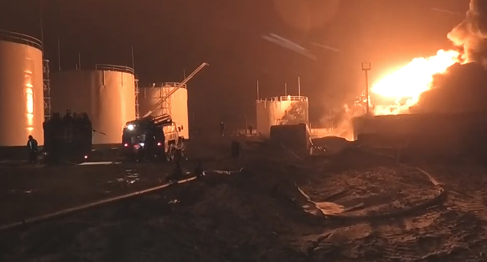 Взрывы на нефтебазе в городе Ровеньки. Скриншот ТГ канала
MILLNR https://web.telegram.org/z/#-1264067946 Взрывы на нефтебазе в городе Ровеньки. Скриншот ТГ канала
MILLNR https://web.telegram.org/z/#-1264067946