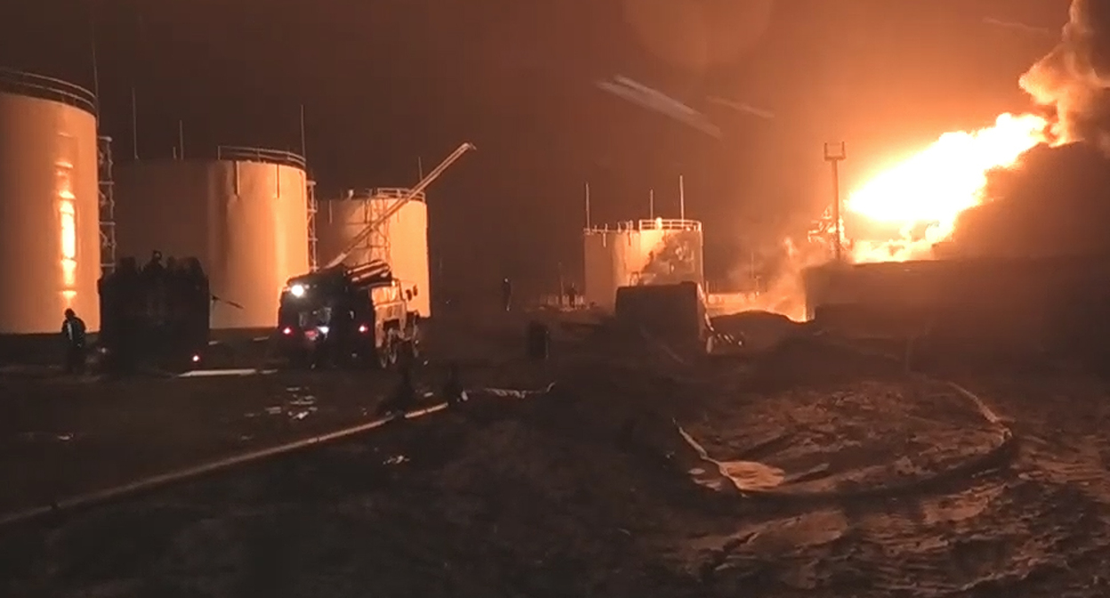 Взрывы на нефтебазе в городе Ровеньки. Скриншот ТГ канала
MILLNR https://web.telegram.org/z/#-1264067946 Взрывы на нефтебазе в городе Ровеньки. Скриншот ТГ канала
MILLNR https://web.telegram.org/z/#-1264067946