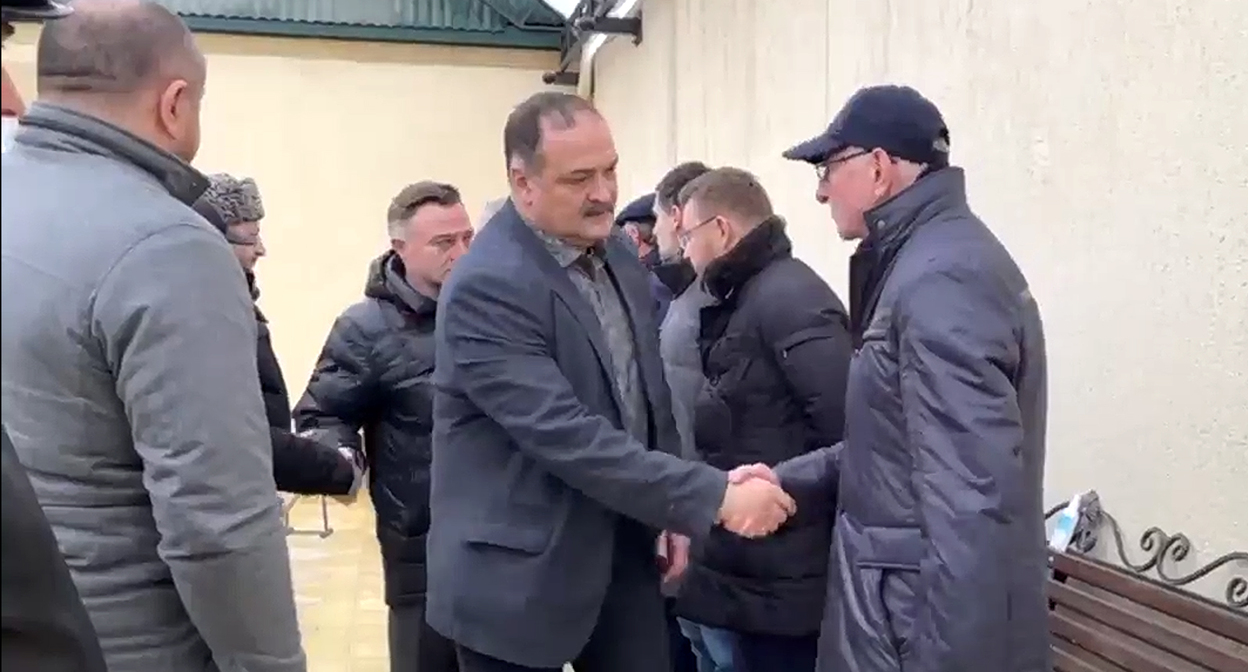 Сергей Меликов на встрече с родственниками погибшего на Украине Нурмагомеда Гаджимагомедова. Кадр видео на странице главы Дагестана в Instagram. https://www.instagram.com/tv/CakdPeQjzuO Сергей Меликов на встрече с родственниками погибшего на Украине Нурмагомеда Гаджимагомедова. Кадр видео на странице главы Дагестана в Instagram. https://www.instagram.com/tv/CakdPeQjzuO