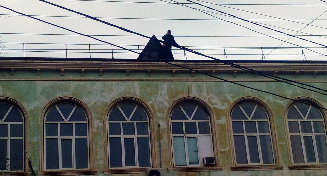 Бывший сотрудник ортотравматологического центра в Махачкале Салим Халитов проводит акцию протеста на крыше этого учреждения. Фото Мурада Мурадова для "Кавказского уза" Бывший сотрудник ортотравматологического центра в Махачкале Салим Халитов проводит акцию протеста на крыше этого учреждения. Фото Мурада Мурадова для "Кавказского уза"