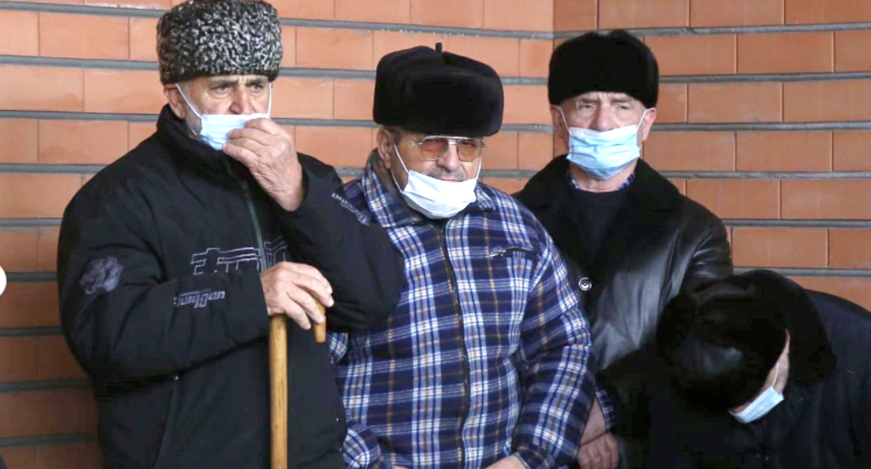 Похороны погибших на Украине чеченских бойцов. Скриншот сообщения https://www.instagram.com/p/CakONm7IhBX/ Похороны погибших на Украине чеченских бойцов. Скриншот сообщения https://www.instagram.com/p/CakONm7IhBX/