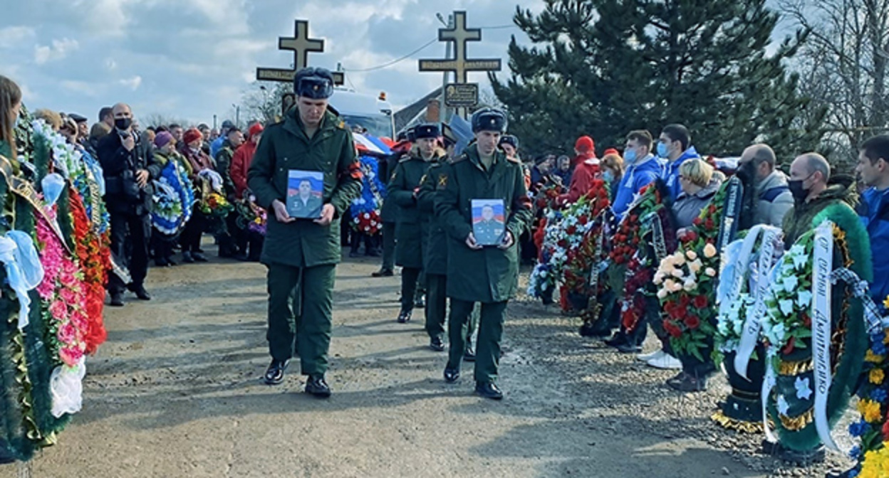 Похороны братьев Василия и Александра Муреньких. 2 марта 2022 года. Фото: https://kubantv.ru/proisshestviya/na-kubani-prostilis-s-dvumya-voennosluzashhimi-kotorye-pogibli-na-ukraine Похороны братьев Василия и Александра Муреньких. 2 марта 2022 года. Фото: https://kubantv.ru/proisshestviya/na-kubani-prostilis-s-dvumya-voennosluzashhimi-kotorye-pogibli-na-ukraine