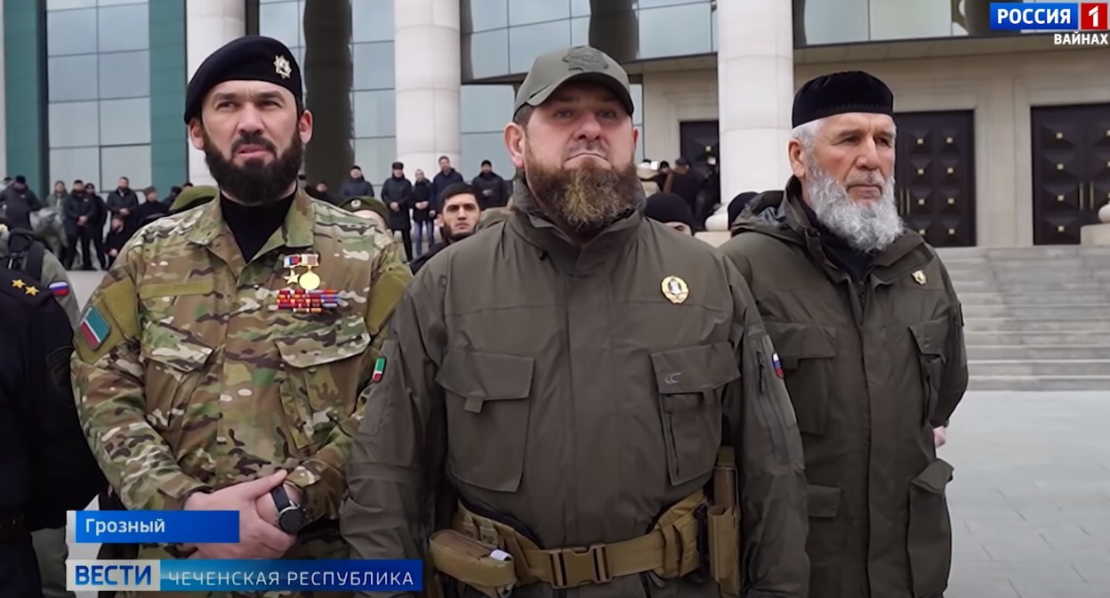 Рамзан Кадыров (в центре). Стопкадр из видео Youtube-канала «ГТРК Вайнах». https://www.youtube.com/watch?v=voGnvbWdSo0 Рамзан Кадыров (в центре). Стопкадр из видео Youtube-канала «ГТРК Вайнах». https://www.youtube.com/watch?v=voGnvbWdSo0