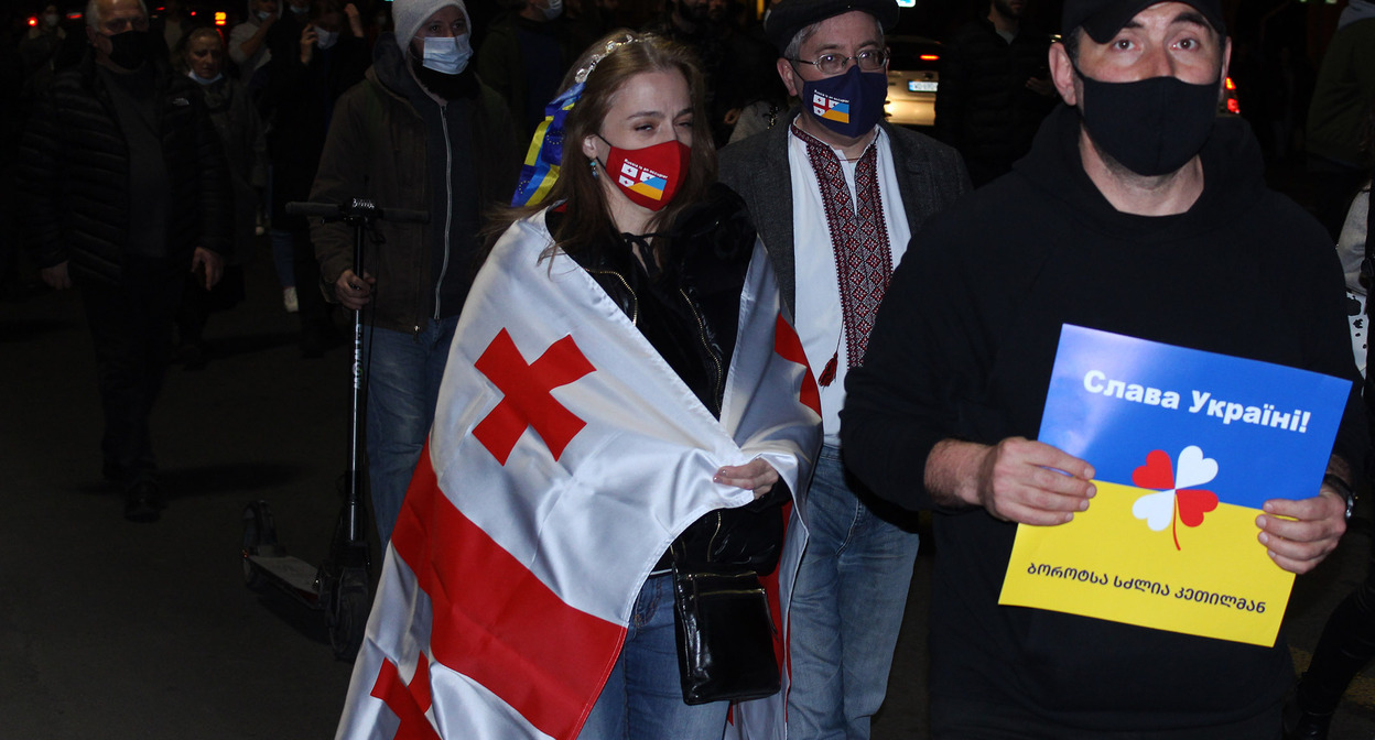 Участники акции с флагами Грузии и Украины в Тбилиси 24.02.22. Фото Инны Кукуджановой для "Кавказского узла" Участники акции с флагами Грузии и Украины в Тбилиси 24.02.22. Фото Инны Кукуджановой для "Кавказского узла"