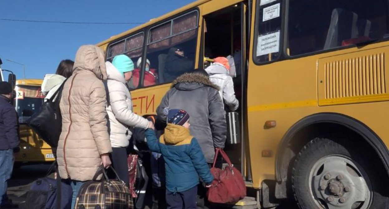 Беженцы Донбасса пересекли границу Ростовской области. Фото: "Блокнот Ростов" https://bloknot-rostov.ru/news/v-rostovskuyu-oblast-za-sutki-vekhali-5500-bezhents-1453344
Беженцы Донбасса пересекли границу Ростовской области. Фото: "Блокнот Ростов" https://bloknot-rostov.ru/news/v-rostovskuyu-oblast-za-sutki-vekhali-5500-bezhents-1453344