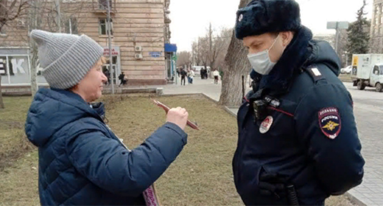 Тамара Гродникова во время пикета. Волгоград, 3 марта 2022 года. Фото Ольги Черкасовой для "Кавказского узла" Тамара Гродникова во время пикета. Волгоград, 3 марта 2022 года. Фото Ольги Черкасовой для "Кавказского узла"