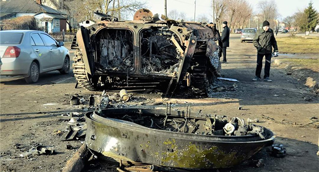Подбитая военная техника в Конотопе. 25 февраля 2022 г. Фото: ZomBear https://ru.wikipedia.org/ Подбитая военная техника в Конотопе. 25 февраля 2022 г. Фото: ZomBear https://ru.wikipedia.org/